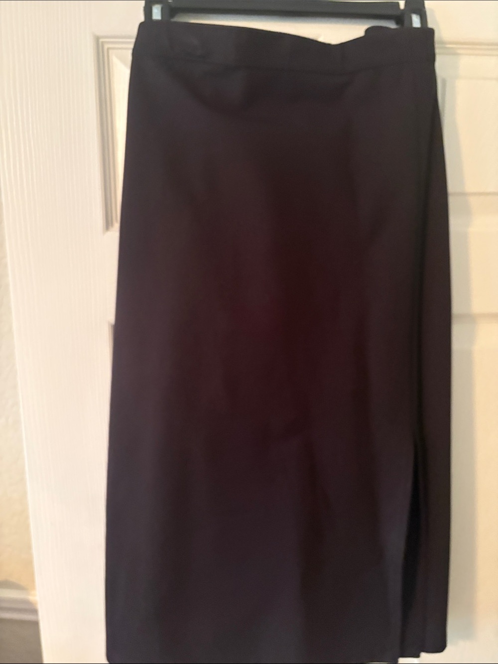 Elegant Nine West Black Midi Skirt with Subtle Side Slit